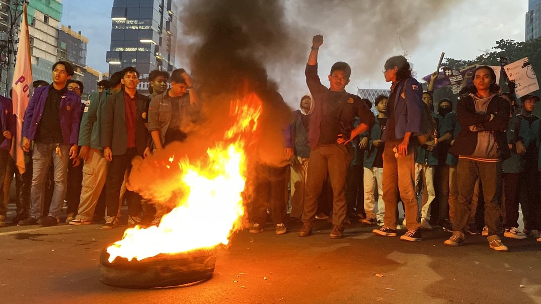 Demo Tolak PPN 12% Ricuh, Mahasiswa Tolak Dibubarkan hingga Bakar Ban. Foto: Okezone