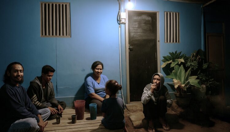 Upaya Terus Terangi Wilayah Terpencil, PLN Hadirkan Keadilan Energi Lewat Program Tirai Kasi di Kecamatan Ndona Timur, NTT