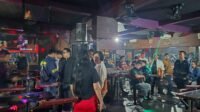 PALEMBANG, RakyatRepublika - Direktorat reserse narkoba Polda Sumsel menggelar razia ke tempat hiburan malam diantaranya Batman serta Gplden Star yang berada di lokalisasi Kampung Baru yang berada di jalan Kolonel H Berlian lorong Teratai Putih kecamatan Sukarami, KM 9, Palembang. Dalam razia tersebut empat orang pengguna narkoba diamankan lalu dibawa ke Polrestabes Palembang untuk kemudian dilakukan rehabilitasi oleh BNNP Sumsel. Direktur Reserse Narkoba Polda Sumsel, Kombes Pol Julian Perdana S. IK mengatakan razia tersebut digelar pada Selasa malam (30/12/2025) dimulai pukul 23.00 wib dan melibatkan 150 personil diantaranya satuan narkoba Polrestabes Palembang, bidang Propam Polda Sumsel, Ditsabhara Polda Sumsel serta BNNP Sumsel. "Dari dua tempat hiburan malam tersebut kita mengamankan empat orang laki - laki yaitu dia orang di diskotik Batman dan dua orang di Diskotik Gplden Star, keempatnya merupakan pengguna narkoba dimana saat kita lakukan pengecekan urine ternyata urine nya fositif mengadung zat- zat yang ada di dalam narkotika," Ujarnya, Rabu (31/12/2025). Julian menyebut, keempat pengguna narkoba tersebut kemudian dibawa ke Satuan Narkoba Polrestabes Palembang lalu diserahkan ke BNNP Sumsel untuk dilakukan rehabilitasi." Razia tersebut kita lakukan untuk memberantas peredaran gelap narkoba di lokalisasi Teratai Putih atau Kampung Baru tersebut dalam rangka menjelang malam pergantian tahun 2025," Jelasnya. Yulian juga mengatakan kalau pihaknya akan berkomitmen untuk memberantas peredaran narkoba sesuai dengan perintah Kapolda Sumsel, Irjen Pol Andi Rian Ryacudu Djajadi S. IK, " Sangat banyak laporan yang masuk ke Polda Sumsel, mengenai peredaran narkoba di Kampung Baru, menindaklanjuti laporan tersebut maka kita melakukan razia terhadap diskotik yang dimaksud," Imbuhnya. Julian juga mengatakan, tak hanya di Batman dan Star, pada Sabtu Malam (27/12/2025) pukul 23.00 wib pihaknya juga melakukan razia di diskotik Kenzo yang berada di jalan Rajawali kelurahan 9 Ilir kecamatan IT 2, Palembang. Di Diskotik Kenzo tidak ditemukan pengunjung yang menggunakan narkoba. "Razia lalu dilanjutkan ke Kafe 3M yang berada di Jalan H Abdul Rozak, kelurahan Kalidoni, kecamatan Kalidoni, Palembang yang dipimpin PLH Wadir Reserse Narkoba Polda Sumsel AKBP H.M Syeh Kopek SH, MH dan di kafe 3M ini diamankan 17 orang pengunjung yang fositip menggunakan narkoba terdiri dari 9 orang perempuan dan 8 orang laki- laki, ke 17 orang tersebut kemudian diamankan ke Direktorat Reserse Narkoba Polda Sumsel dan dilakukan rehabilitasi di panti rehabilitasi yang telah kita tunjuk, " Pungkasnya. (Mella)