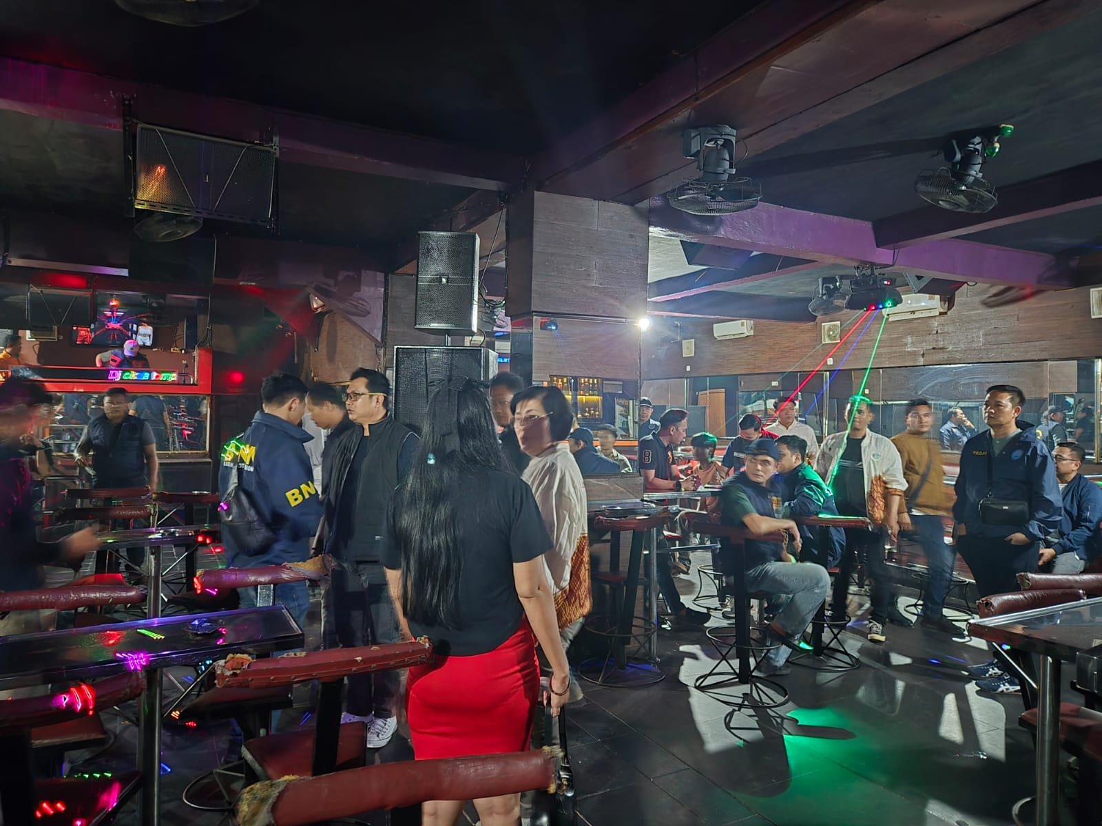 PALEMBANG, RakyatRepublika - Direktorat reserse narkoba Polda Sumsel menggelar razia ke tempat hiburan malam diantaranya Batman serta Gplden Star yang berada di lokalisasi Kampung Baru yang berada di jalan Kolonel H Berlian lorong Teratai Putih kecamatan Sukarami, KM 9, Palembang. Dalam razia tersebut empat orang pengguna narkoba diamankan lalu dibawa ke Polrestabes Palembang untuk kemudian dilakukan rehabilitasi oleh BNNP Sumsel. Direktur Reserse Narkoba Polda Sumsel, Kombes Pol Julian Perdana S. IK mengatakan razia tersebut digelar pada Selasa malam (30/12/2025) dimulai pukul 23.00 wib dan melibatkan 150 personil diantaranya satuan narkoba Polrestabes Palembang, bidang Propam Polda Sumsel, Ditsabhara Polda Sumsel serta BNNP Sumsel. "Dari dua tempat hiburan malam tersebut kita mengamankan empat orang laki - laki yaitu dia orang di diskotik Batman dan dua orang di Diskotik Gplden Star, keempatnya merupakan pengguna narkoba dimana saat kita lakukan pengecekan urine ternyata urine nya fositif mengadung zat- zat yang ada di dalam narkotika," Ujarnya, Rabu (31/12/2025). Julian menyebut, keempat pengguna narkoba tersebut kemudian dibawa ke Satuan Narkoba Polrestabes Palembang lalu diserahkan ke BNNP Sumsel untuk dilakukan rehabilitasi." Razia tersebut kita lakukan untuk memberantas peredaran gelap narkoba di lokalisasi Teratai Putih atau Kampung Baru tersebut dalam rangka menjelang malam pergantian tahun 2025," Jelasnya. Yulian juga mengatakan kalau pihaknya akan berkomitmen untuk memberantas peredaran narkoba sesuai dengan perintah Kapolda Sumsel, Irjen Pol Andi Rian Ryacudu Djajadi S. IK, " Sangat banyak laporan yang masuk ke Polda Sumsel, mengenai peredaran narkoba di Kampung Baru, menindaklanjuti laporan tersebut maka kita melakukan razia terhadap diskotik yang dimaksud," Imbuhnya. Julian juga mengatakan, tak hanya di Batman dan Star, pada Sabtu Malam (27/12/2025) pukul 23.00 wib pihaknya juga melakukan razia di diskotik Kenzo yang berada di jalan Rajawali kelurahan 9 Ilir kecamatan IT 2, Palembang. Di Diskotik Kenzo tidak ditemukan pengunjung yang menggunakan narkoba. "Razia lalu dilanjutkan ke Kafe 3M yang berada di Jalan H Abdul Rozak, kelurahan Kalidoni, kecamatan Kalidoni, Palembang yang dipimpin PLH Wadir Reserse Narkoba Polda Sumsel AKBP H.M Syeh Kopek SH, MH dan di kafe 3M ini diamankan 17 orang pengunjung yang fositip menggunakan narkoba terdiri dari 9 orang perempuan dan 8 orang laki- laki, ke 17 orang tersebut kemudian diamankan ke Direktorat Reserse Narkoba Polda Sumsel dan dilakukan rehabilitasi di panti rehabilitasi yang telah kita tunjuk, " Pungkasnya. (Mella)