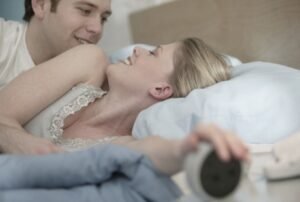 Surprise! Tips Posisi Ideal Nagihin untuk Pasutri saat Musim Hujan