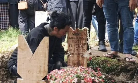 Sedih sang Kekasih Meninggal Dunia, Reza Arap Berulang Kali Cium Nisan Lula Lahfah