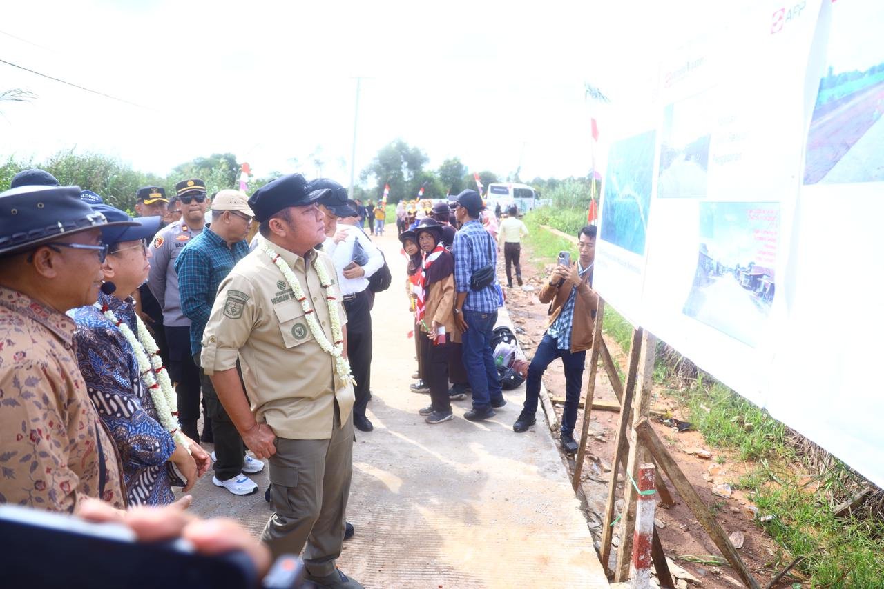 Herman Deru Tinjau Air Sugihan, Resmikan Jalan Pasar Sungai Baung Hasil CSR PT OKI Pulp
