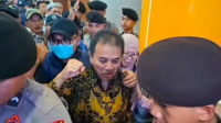 Keluar dari RS Polri untuk Jalani Tahap II ke Kejari Jaksel, Roy Suryo Teriakkan 'Allahu Akbar' Keluar dari RS Polri untuk Jalani Tahap II ke Kejari Jaksel, Roy Suryo Teriakkan 'Allahu Akbar'