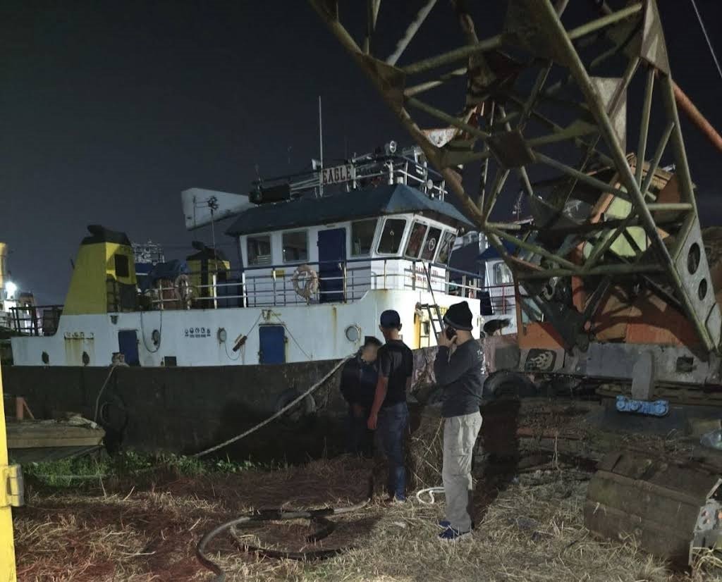Ditpolairud Polda Sumsel Bongkar Sindikat Distribusi Solar Ilegal, Tiga Tugboat dan Dua Truk Tangki Disita 2 Ditpolairud Polda Sumsel Bongkar Sindikat Distribusi Solar Ilegal, Tiga Tugboat dan Dua Truk Tangki Disita