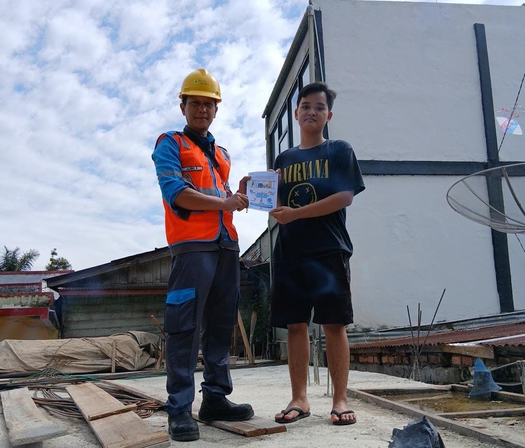 Jelang HUT RI ke-81, PLN Ingatkan Umbul-Umbul Wajib Berjarak Aman dari Jaringan Listrik