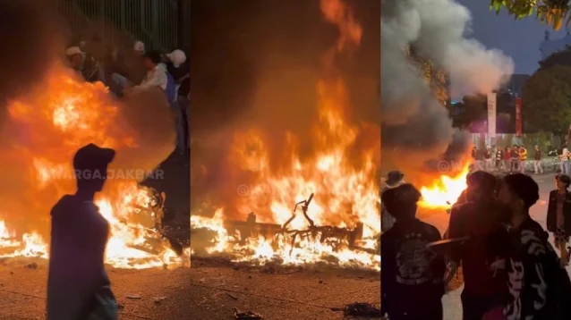 Bentrok Pecah! Massa Aksi Bakar Motor di Pos Polisi Pejompongan