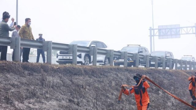 Gubernur Sumsel Tinjau Langsung Karhutla di Tol Palindra, Minta Titik Api Segera Dipadamkan