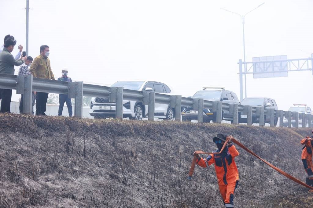 Gubernur Sumsel Tinjau Langsung Karhutla di Tol Palindra, Minta Titik Api Segera Dipadamkan