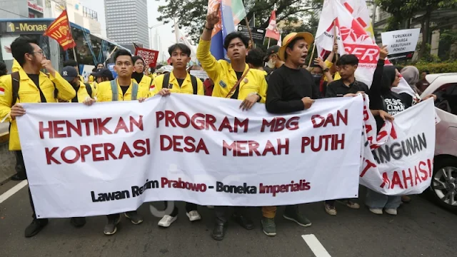 BEM UI Aksi Tuntut Negara Jangan Sewenang-wenang Pakai APBN tapi Rakyat Terus Ditarik Pajak!