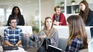 Strategi Efektif Berkomunikasi dengan Teman yang Plin-Plan