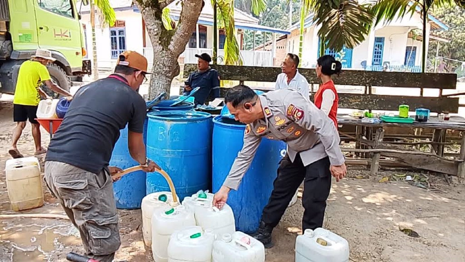 Polsek Keluang Salurkan 10.000 Liter Air Bersih, Bantu Warga Desa Mekar Jaya yang Kekurangan