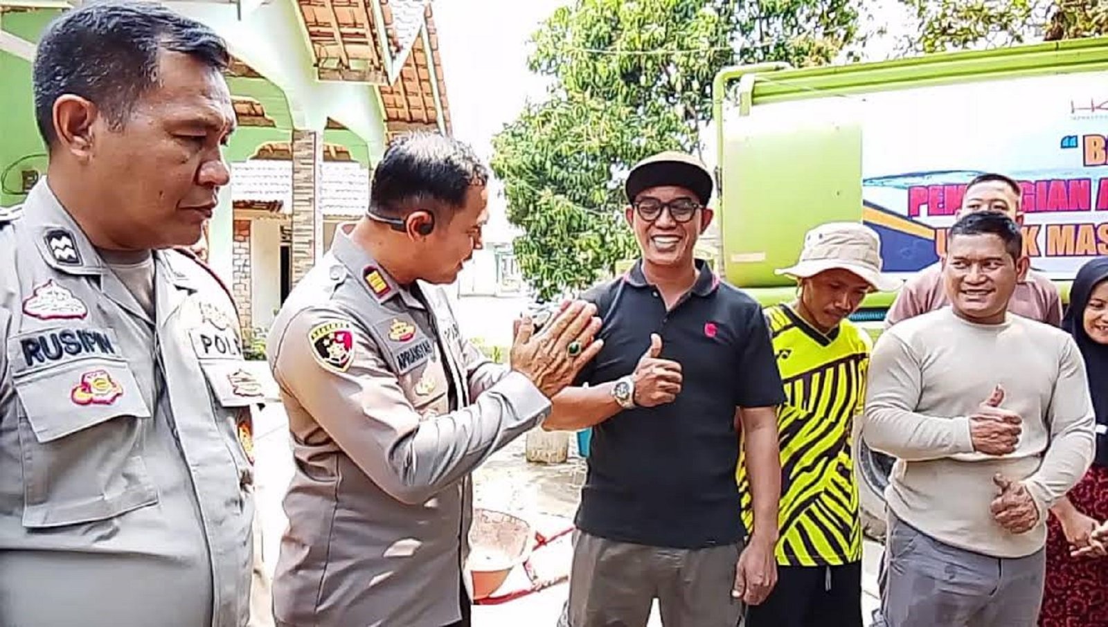 Polsek Keluang Salurkan 10.000 Liter Air Bersih, Bantu Warga Desa Mekar Jaya yang Kekurangan