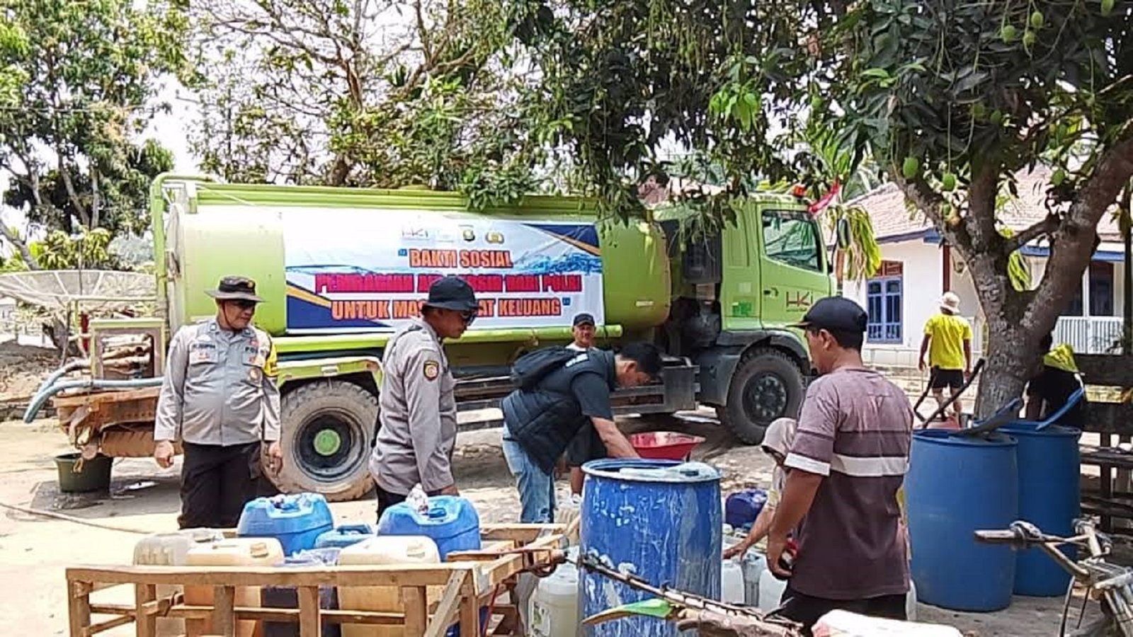 Polsek Keluang Salurkan 10.000 Liter Air Bersih, Bantu Warga Desa Mekar Jaya yang Kekurangan