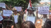 Puluhan Orang Aksi Unjuk Rasa di Rumah Jokowi, Tuntut Geng Solo Dibubarkan! Puluhan Orang Aksi Unjuk Rasa di Rumah Jokowi, Tuntut Geng Solo Dibubarkan!