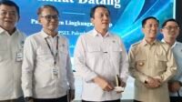 Wakil Menteri Lingkungan Hidup (LH), Diaz Faisal Malik Hendropriyono berfoto bersama Walikota Palembang Ratu Dewa dan jajaran, disela kunjungannya ke Palembang, Rabu 7 Oktober 2026