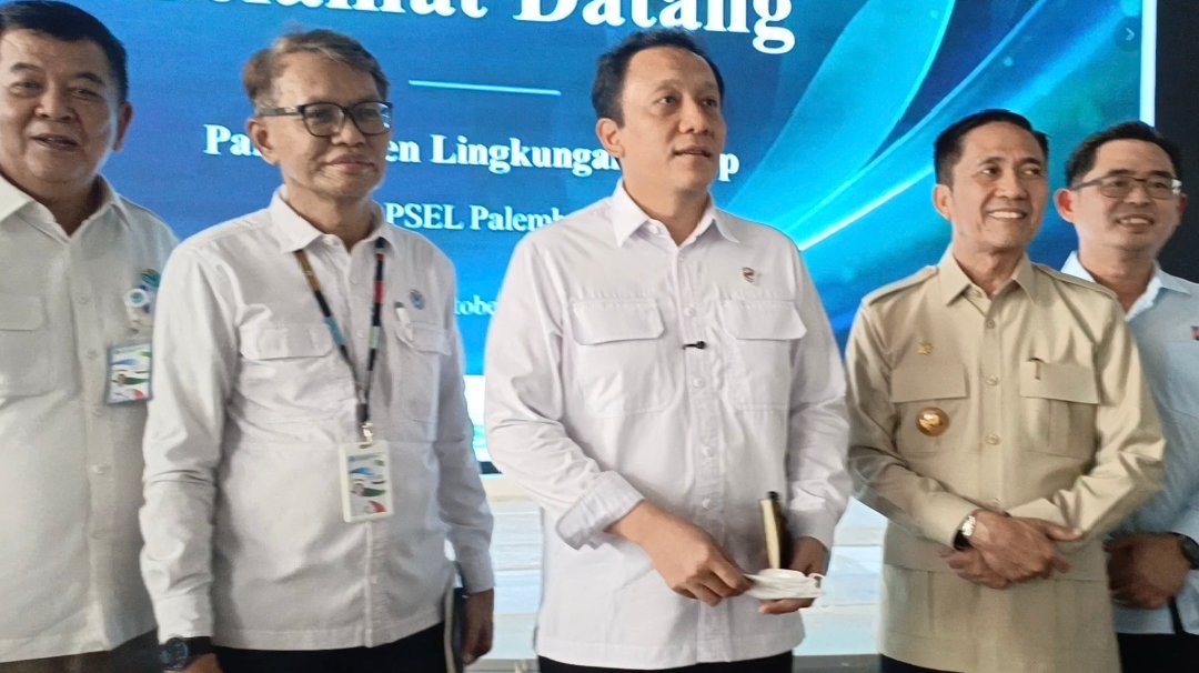 Wakil Menteri Lingkungan Hidup (LH), Diaz Faisal Malik Hendropriyono berfoto bersama Walikota Palembang Ratu Dewa dan jajaran, disela kunjungannya ke Palembang, Rabu 7 Oktober 2026