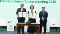 Direktur Retail dan Niaga PLN, M. Fahrur Rozy (kiri) bersama CEO The Climate Group, Helen Clarkson (tengah), dan Executive Chairperson Indonesia Energy Transition Implementation Joint Office (Rumah PATEN), Edo Mahendra (kanan) berfoto bersama setelah penandatanganan Memorandum of Understanding (MoU) Kerja Sama Riset dan Anailisis Permintaan Listrik Hijau di Indonesia antara PLN dan The Climate Group dalam acara Indonesia International Sustainability Forum 2026 jakarta Direktur Retail dan Niaga PLN, M. Fahrur Rozy (kiri) bersama CEO The Climate Group, Helen Clarkson (tengah), dan Executive Chairperson Indonesia Energy Transition Implementation Joint Office (Rumah PATEN), Edo Mahendra (kanan) berfoto bersama setelah penandatanganan Memorandum of Understanding (MoU) Kerja Sama Riset dan Anailisis Permintaan Listrik Hijau di Indonesia antara PLN dan The Climate Group dalam acara Indonesia International Sustainability Forum 2026 jakarta