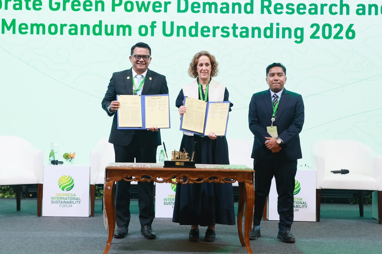 Direktur Retail dan Niaga PLN, M. Fahrur Rozy (kiri) bersama CEO The Climate Group, Helen Clarkson (tengah), dan Executive Chairperson Indonesia Energy Transition Implementation Joint Office (Rumah PATEN), Edo Mahendra (kanan) berfoto bersama setelah penandatanganan Memorandum of Understanding (MoU) Kerja Sama Riset dan Anailisis Permintaan Listrik Hijau di Indonesia antara PLN dan The Climate Group dalam acara Indonesia International Sustainability Forum 2026 jakarta