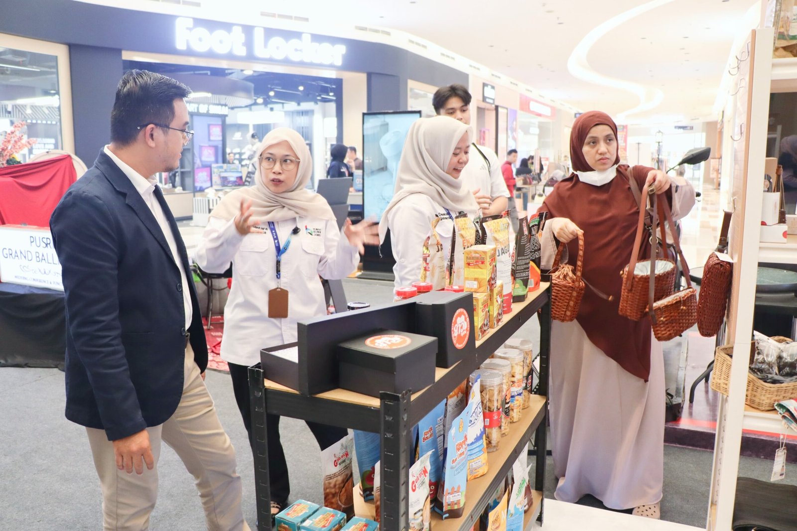 Sebanyak 12 UMK binaan Rumah BUMN Jambi dibawa PLN UID Sumatera Selatan, Jambi, dan Bengkulu (S2JB) untuk tampil dalam pameran di Palembang Icon.